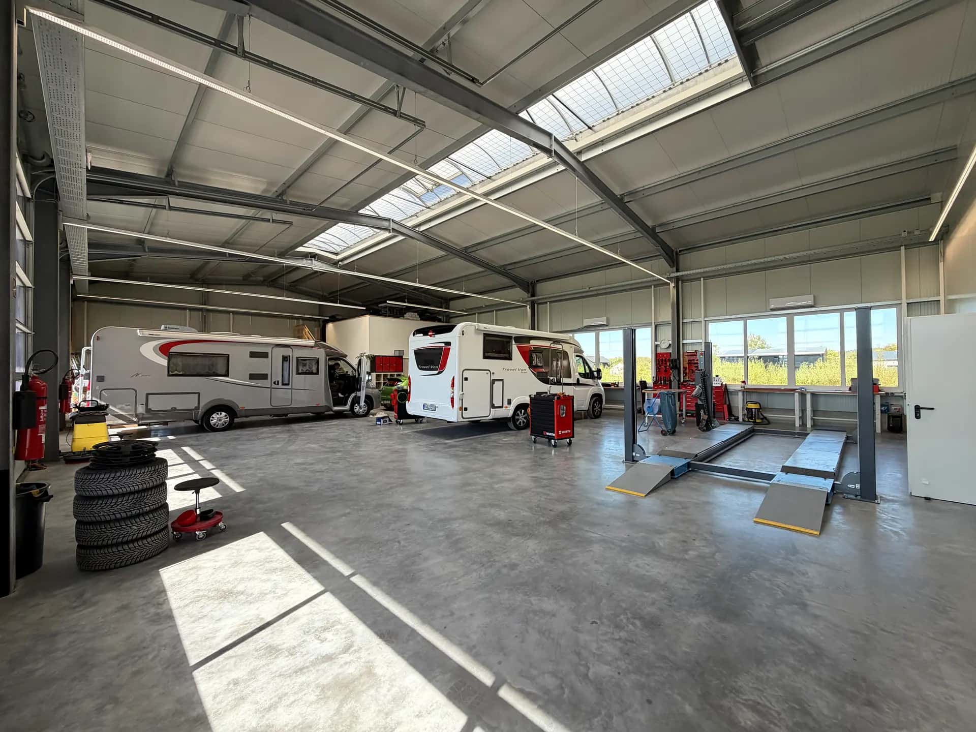 Zwei Wohnmobile in der Einbau-Werkstatt von ARS:MOOSIX in Windorf bei Passau