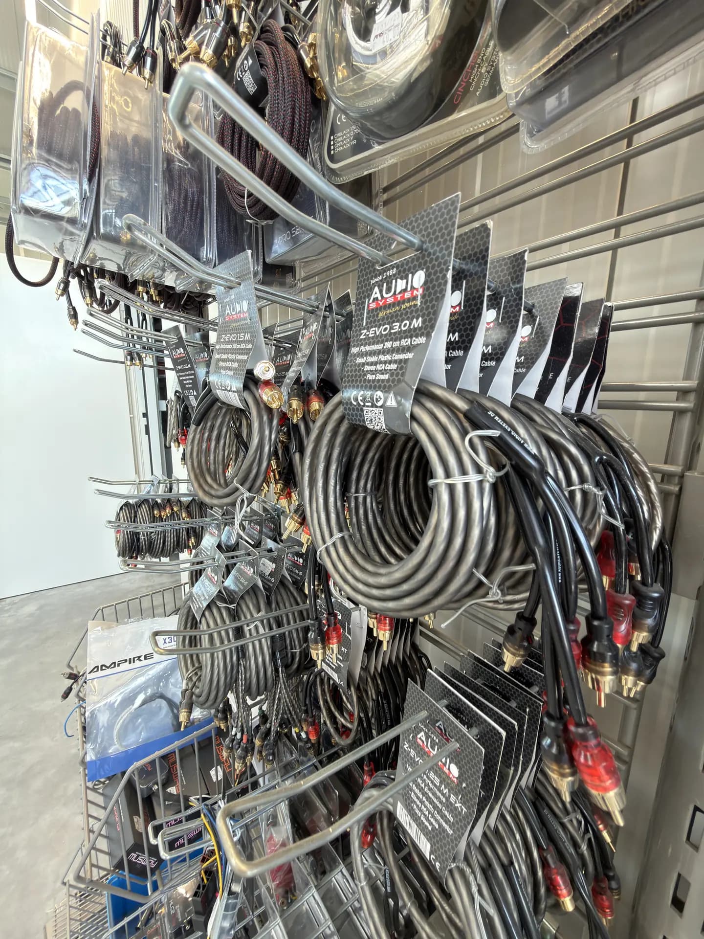 Cinch-Kabel-Wand mit AUDIO SYSTEM RCA-Cables in verschiedenen Längen