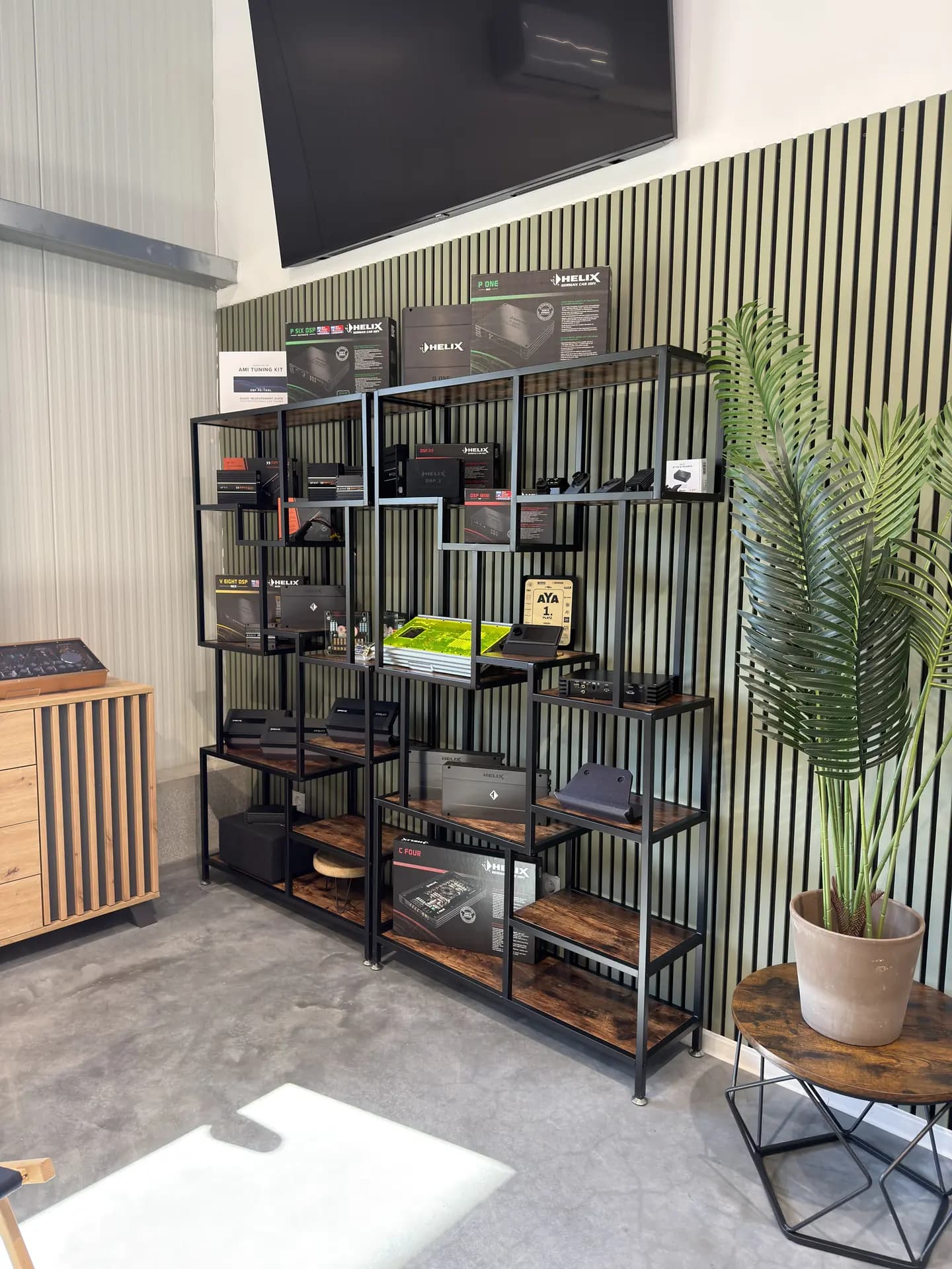 Helix-Komponenten-Display-Regal mit Akustik-Holzpaneel-Wand