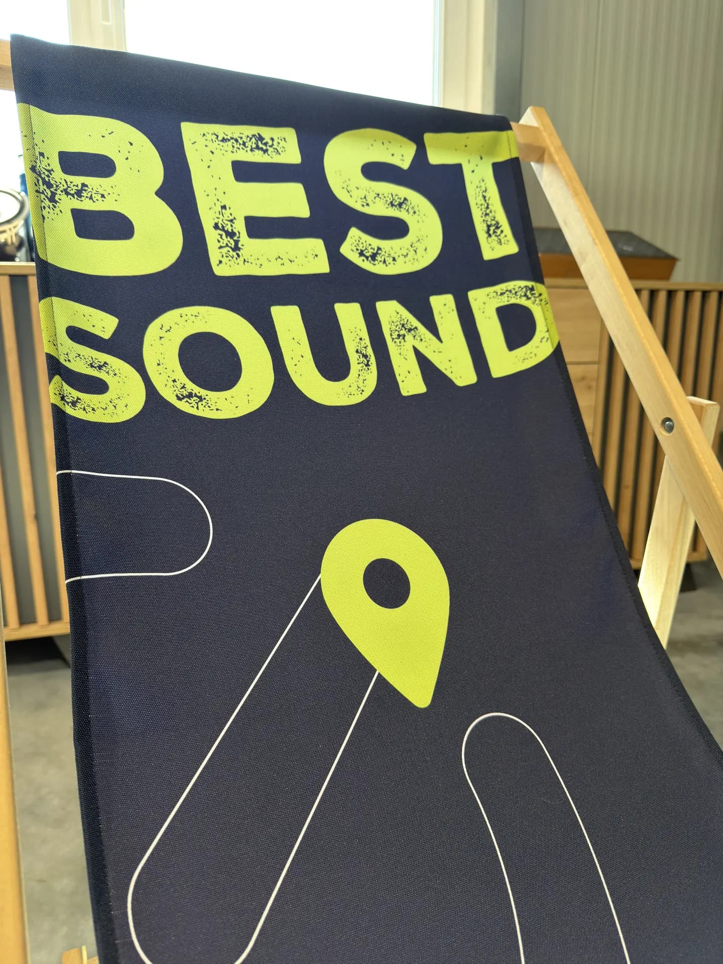 BEST SOUND Liegestuhl in ARS:MOOSIX Brand-Grün im Showroom