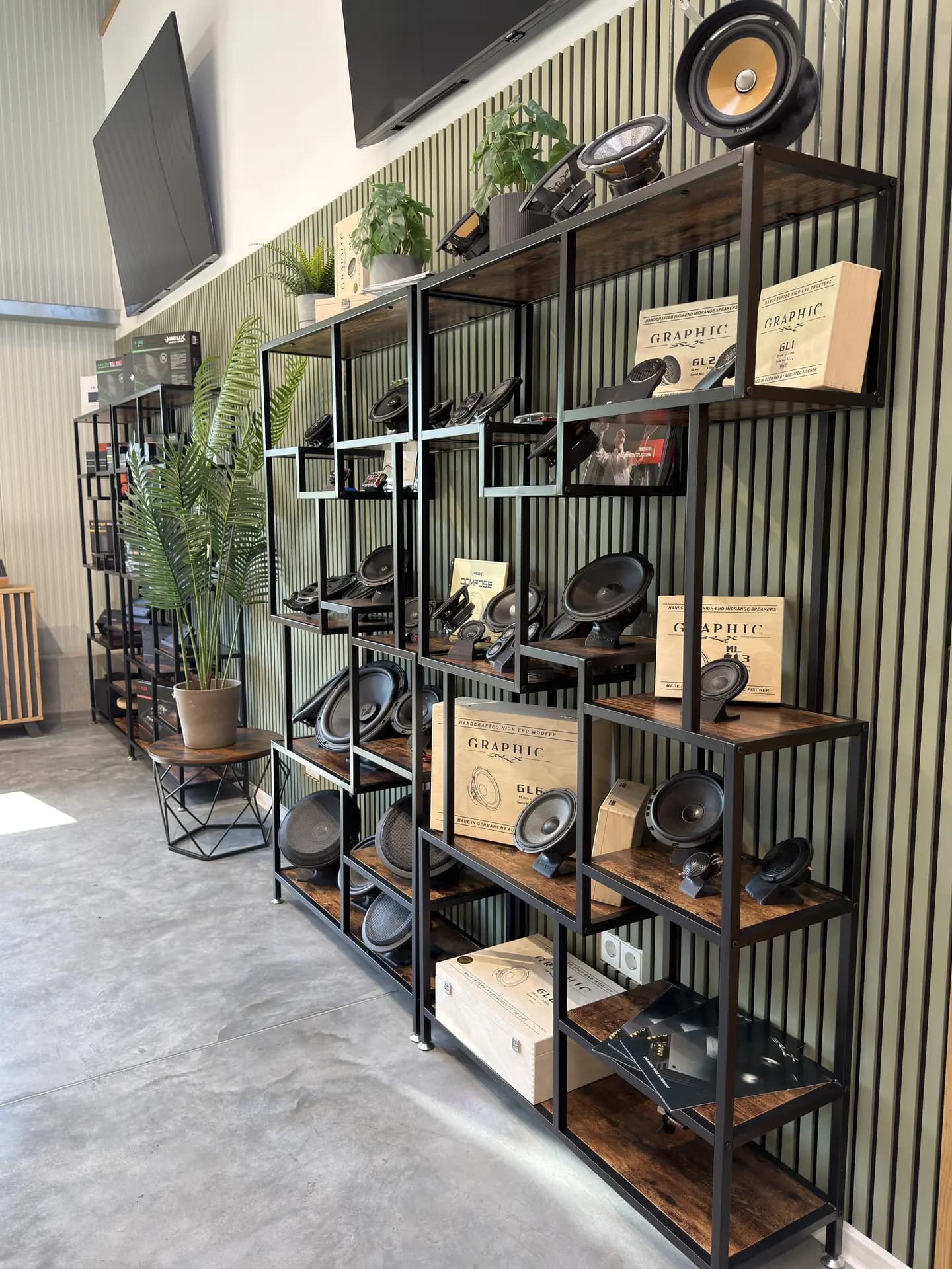 BRAX Graphic Lautsprecher-Display-Wand im ARS:MOOSIX Showroom