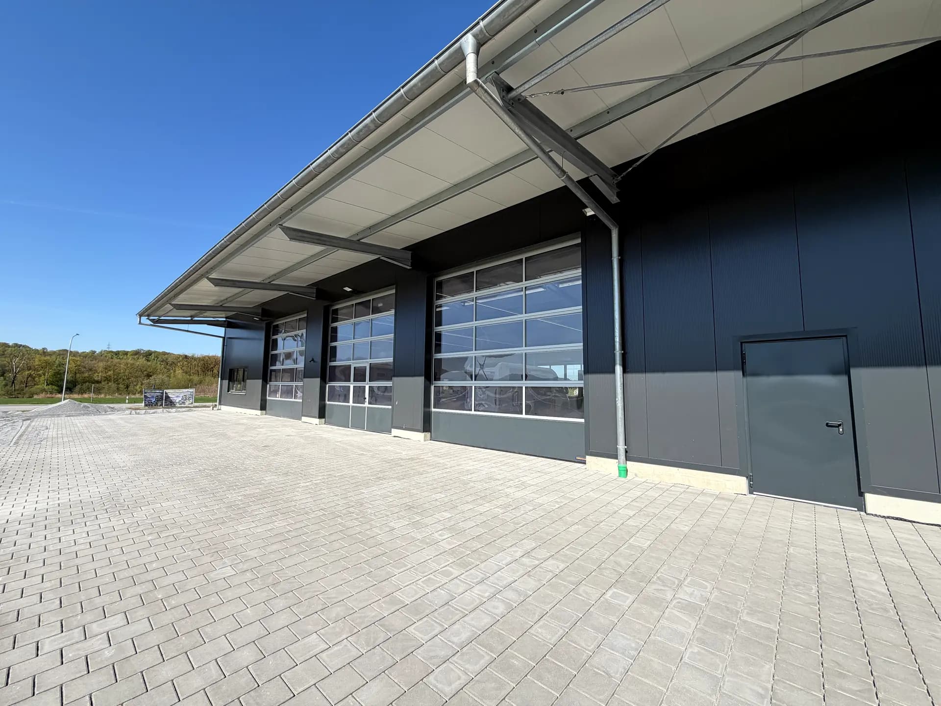 Außenansicht ARS:MOOSIX Halle in Windorf — Eingang Showroom & Werkstatt
