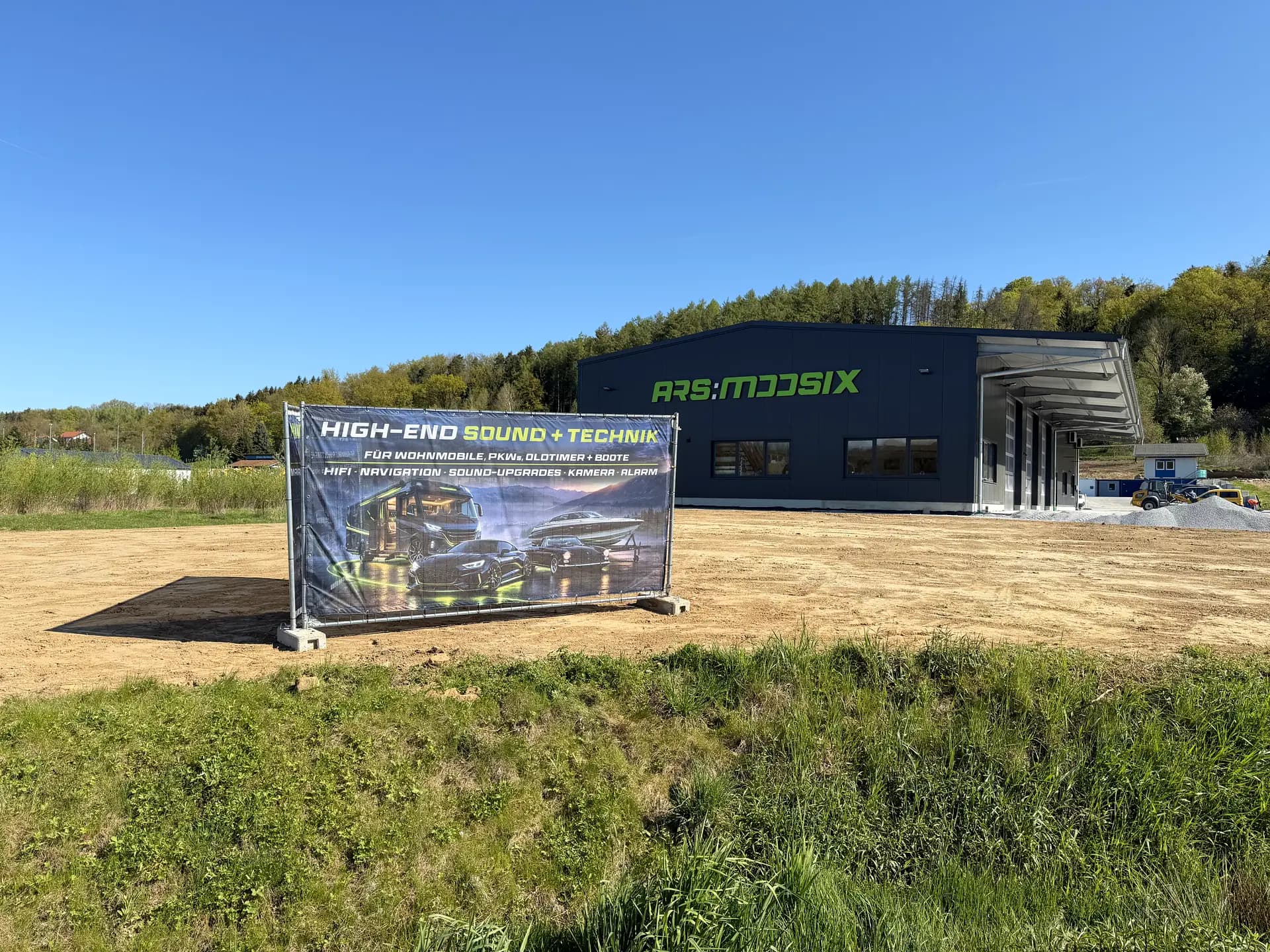 ARS:MOOSIX High-End Sound + Technik Banner vor dem neuen Showroom in Windorf
