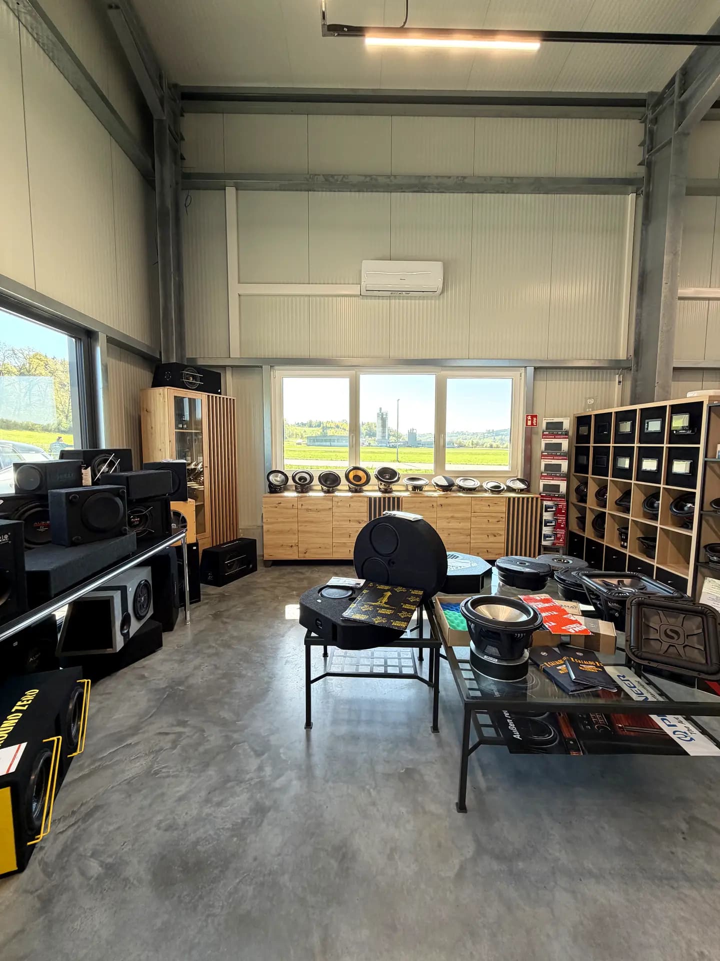 ARS:MOOSIX Showroom mit Subwoofer-Display und Komponentensystem-Theke