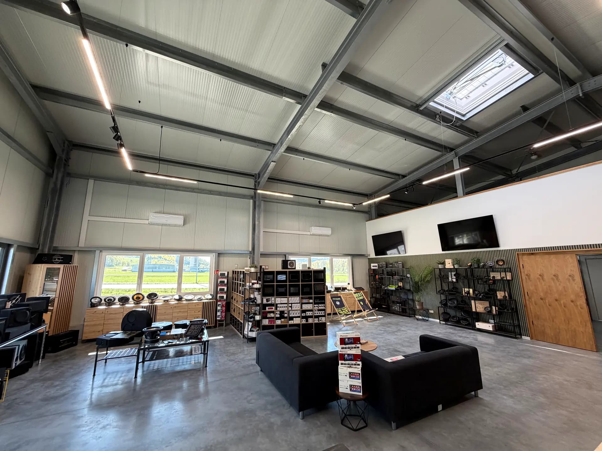 Showroom-Übersicht mit Lounge, Skylight und Marken-Regalen