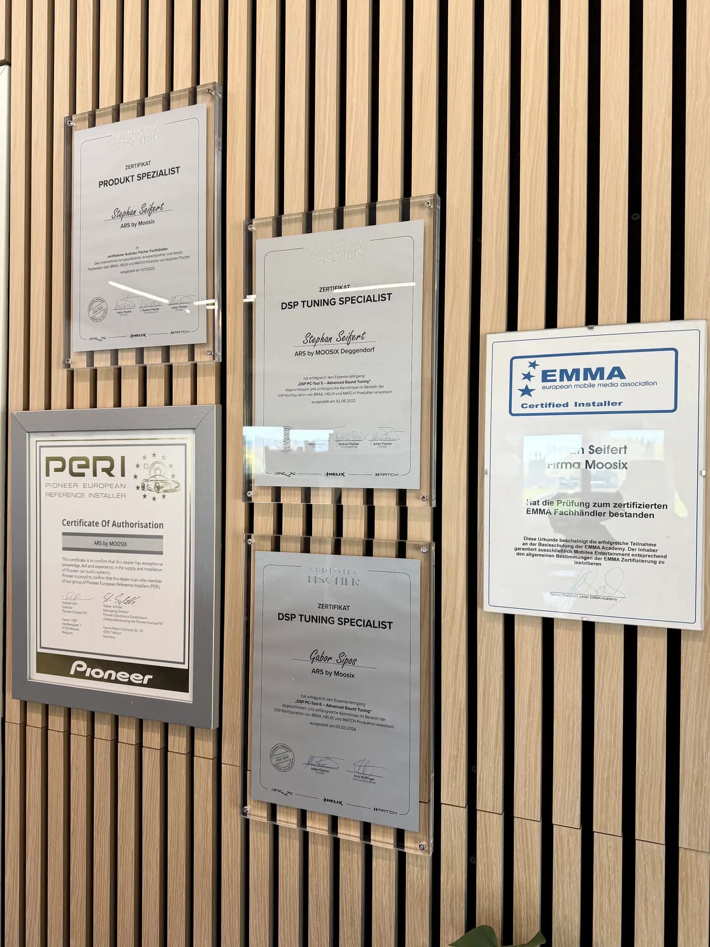 Zertifikate-Wand: Pioneer PERI, EMMA Certified Installer, DSP Tuning Specialist, Product Specialist — alle auf Stephan Seifert ausgestellt