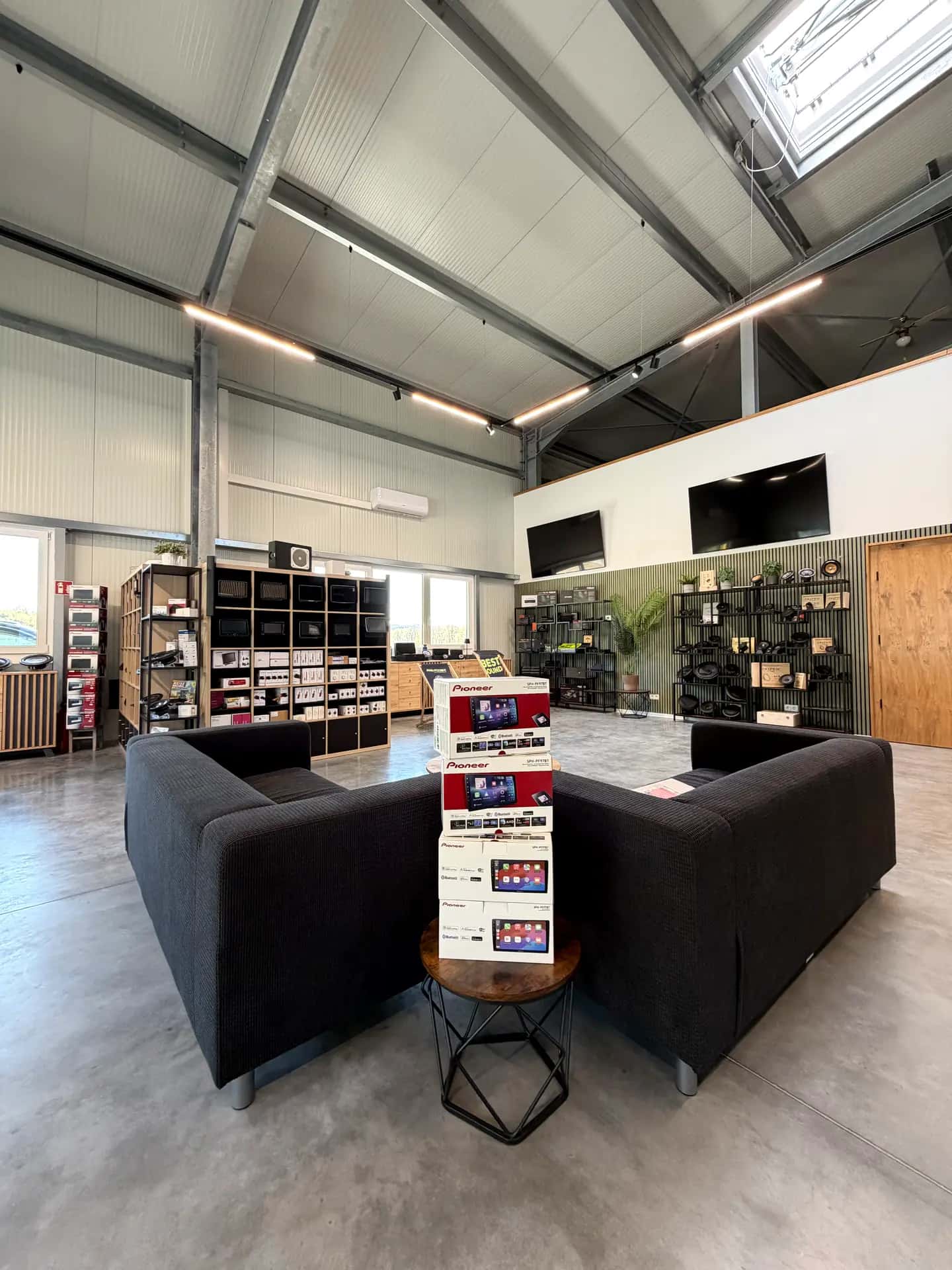 Pioneer-Multimedia-Headunits im ARS:MOOSIX Showroom